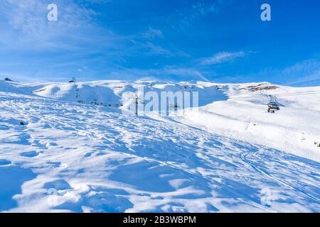 Vue sur les Alpes suisses enneigées depuis la montagne Mannlichen dans la station de ski de Grindelwald. Hiver en Suisse Banque D'Images