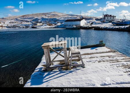 Quai recouvert de neige à Ferryland, avec village éloigné, Terre-Neuve, Canada [pas de mainlevée de propriété; permis pour usage éditorial seulement] Banque D'Images