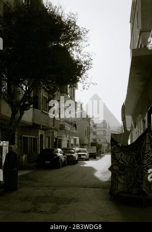 Photographie de voyage en noir et blanc - le district de Giza et la Grande Pyramide Cheops ou Khufu à Giza le Caire en Egypte en Afrique du Nord Moyen-Orient Banque D'Images