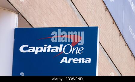 Logo de la Capital One Arena sur un panneau à l'extérieur de l'arène intérieure populaire de Washington, D.C., États-Unis. Banque D'Images