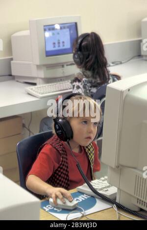 Austin, Texas Etats-Unis: Les enfants de la maternelle à l'école élémentaire Linder utilisent les ordinateurs Apple pour les programmes de mathématiques et de lecture.©Bob Daemmrich Banque D'Images