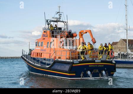 Embarcation de sauvetage de Yarmouth quittant Yarmouth, île de Wight, lors d'un exercice d'entraînement en soirée Banque D'Images