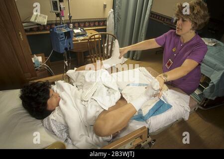 Austin Texas USA, 1994: Une femme enceinte dans le travail poussant pendant la contraction avec l'aide d'une infirmière d'accouchement. M. ©Bob Daemmrich Banque D'Images