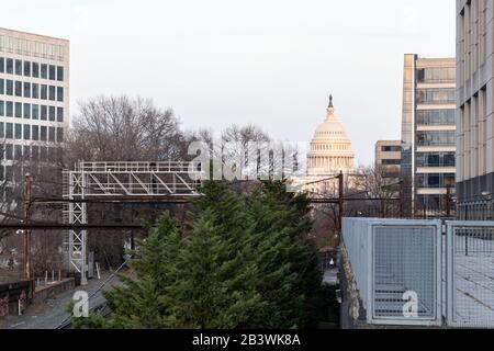 Le dôme du bâtiment de la capitale des États-Unis a atteint un pic à la distance vue de la ligne de chemin de fer qui traverse Washington, D.C. Banque D'Images