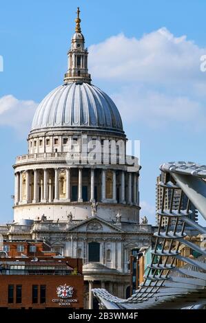 Le dôme de la cathédrale St Paul et du pont Millennium Bridge, centre de Londres, Royaume-Uni