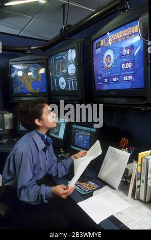 Austin Texas USA: Femme hispanique professionnelle weathercaster dans la salle de contrôle du centre météorologique KXAN-TV 36. M. ©Bob Daemmrich Banque D'Images