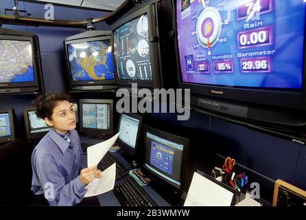 Austin Texas USA: Femme hispanique professionnelle weathercaster dans la salle de contrôle du centre météorologique KXAN-TV 36. M. ©Bob Daemmrich Banque D'Images