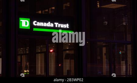 Toronto Dominion (TD) le logo de Canada Trust s'est allumé la nuit devant une succursale bancaire du centre-ville de Toronto. Banque D'Images