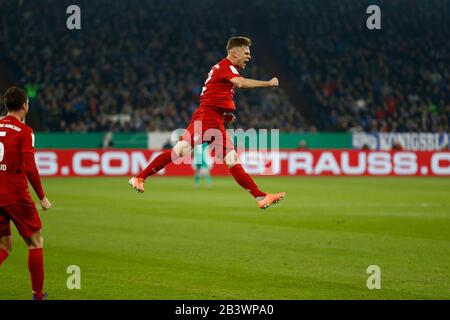 Gelsenkirchen, Allemagne. 3 mars 2020. Joshua Kimmich (Bayern) Football / Football : Kimmich célébration après son but en Allemagne 'DFB Pokal' quart de finale match entre FC Schalke 04 0-1 FC Bayern Munich à LA VELTINS-Arena à Gelsenkirchen, Allemagne . Crédit: Mutsu Kawamori/Aflo/Alay Live News Banque D'Images