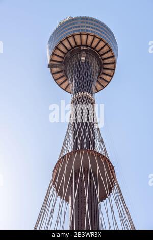 Sydney, Australie - 11 décembre 2009 : Sydney Tower Eye, vue Fish-eye avec un haut lourd et un arbre d'ascenseur contre le ciel bleu clair. Banque D'Images