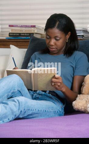 Austin, Texas: Afro-américain 18 ans écrit dans son journal. ©Bob Daemmrich Banque D'Images