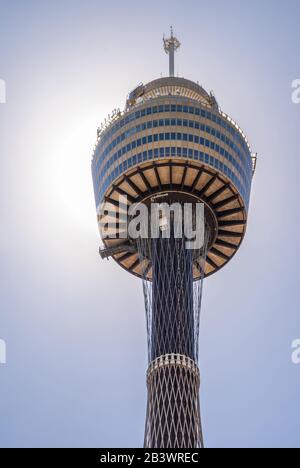 Sydney, Australie - 11 décembre 2009 : Sydney Tower Eye, gros plan de la section supérieure lourde avec une partie de l'axe de l'ascenseur contre le ciel bleu clair. Banque D'Images