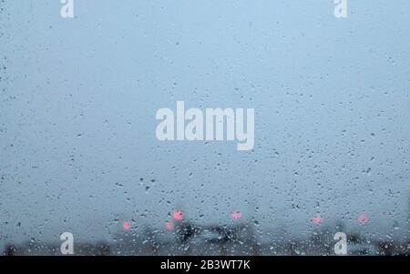 Gouttes d'eau sur le verre après la pluie, photo panoramique. Stocker la photo pour fond d'écran et fond, avec un espace vide pour le texte et la conception Banque D'Images