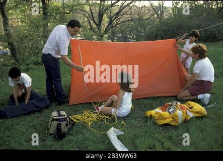 Austin Texas États-Unis, vers 1989: Famille hispanique installer une tente pendant le voyage de camping.M. ©Bob Daemmrich Banque D'Images