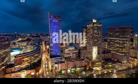 Panorama nocturne de Varsovie, au premier plan le gratte-ciel Zlota 44, conçu par Daniel Libeskind Banque D'Images