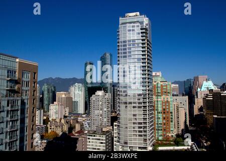 Un paysage urbain du centre-ville de Vancouver a pris une position élevée le long de la rue Burrard avec les montagnes de la rive nord en arrière-plan Banque D'Images