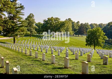 Lignes de pierres angulaires militaires américaines au cimetière de Leavenworth, KS, États-Unis Banque D'Images