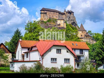 Château d'Orava dans la ville d'Oravsky Podzamok, dans les montagnes slovakiennes Tatra, en Slovaquie Banque D'Images