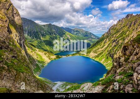 Le lac Blake et le lac Morskie Oko, ou Eye of the Sea, dans une vallée des montagnes polonaises Tatra, sont une destination touristique populaire à Zakopane, en Pologne Banque D'Images