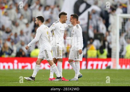 Madrid, Espagne. 1 mars 2020. (L-R) Daniel Carvajal, Mariano Diaz, Lucas Vazquez (Real) Football/Football : les joueurs Du Real Madrid célèbrent après avoir remporté le match espagnol "la Liga Santander" entre Le Real Madrid CF 2-0 FC Barcelone au stade Santiago Bernabeu de Madrid, Espagne . Crédit: Mutsu Kawamori/Aflo/Alay Live News Banque D'Images