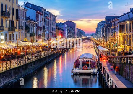 Canal Naviglio Grande dans la ville de Milan, en Italie, un quartier touristique populaire, au coucher du soleil spectaculaire Banque D'Images