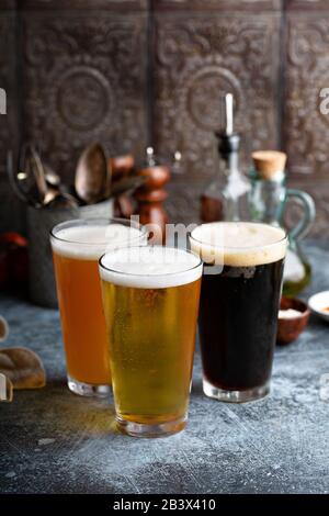 Assortiment de bières dans des verres hauts dans un cadre rustique Banque D'Images