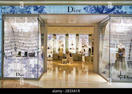 Hong KONG, CHINE - VERS JANVIER 2019 : entrée au magasin Dior dans le centre commercial Elements Banque D'Images