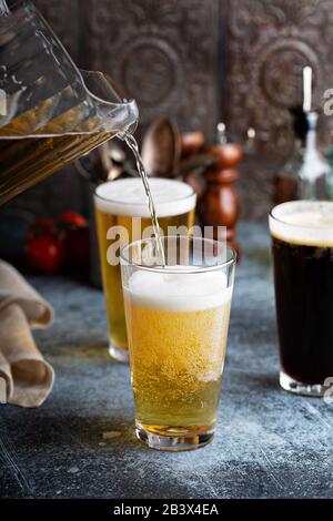 Assortiment de bières dans des verres hauts dans un cadre rustique Banque D'Images