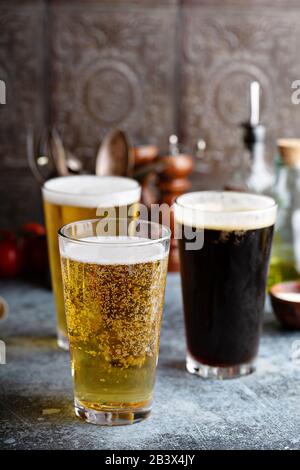 Assortiment de bières dans des verres hauts dans un cadre rustique Banque D'Images