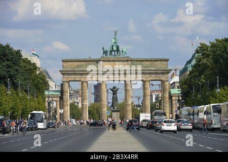 Brandenburger Tor, Strasse Des 17. Juni, Tiergarten, Berlin, Allemagne Banque D'Images