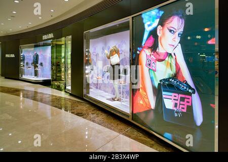 Hong KONG, CHINE - VERS JANVIER 2019 : magasin Storefront of Prada dans le centre commercial Elements Banque D'Images