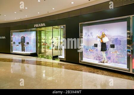 Hong KONG, CHINE - VERS JANVIER 2019 : magasin Storefront of Prada dans le centre commercial Elements Banque D'Images