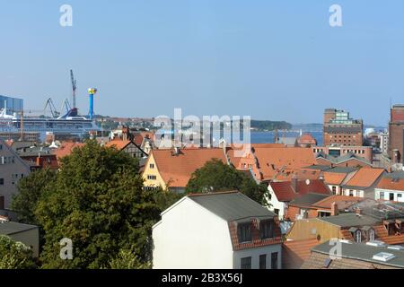 Vue panoramique de l'église Saint-Georges, vue panoramique de l'église Saint-Georges, Wismar, Mecklembourg-Poméranie occidentale, Allemagne, Europe Banque D'Images