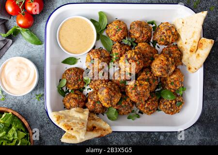 Boulettes de Sauasage avec fromage et sauce trempée Banque D'Images
