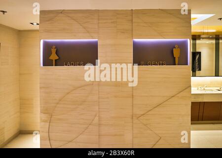 Hong KONG, CHINE - VERS JANVIER 2019 : un centre commercial public de toilettes dans Elements. Banque D'Images