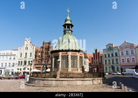 Place du marché avec le Landmark Waterworks ou Wasserkunst, Hanseatic City de Wismar, Mecklembourg-Poméranie occidentale, Allemagne, Europe Banque D'Images