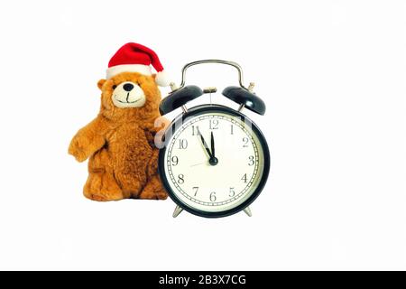 Ours en peluche pour enfants dans le chapeau rouge du Père Noël. Isoler sur un fond blanc. Banque D'Images