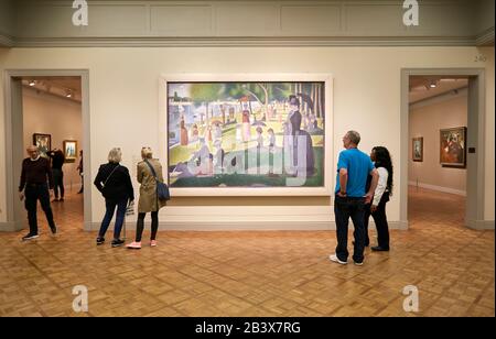 Visiteurs regardant le dimanche de Georges Seurat sur la Grande Jatte à l'Art Institute de Chicago. Banque D'Images