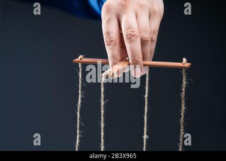 Close-up de l'homme d'affaires avec la main de la manipulation de chaîne de caractères Banque D'Images