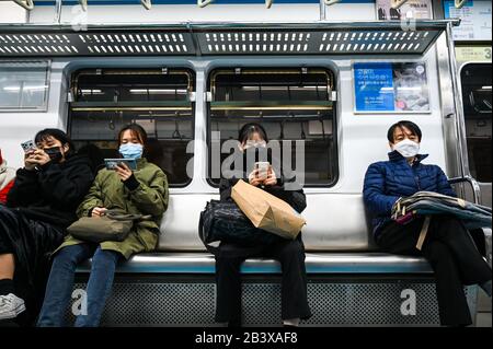 Les passagers portent des masques lorsqu'ils empruntent un métro à Séoul, en Corée du Sud, lors de l'éclosion du Coronavirus, COVID-19, le 4 mars 2020. Selon les centres sud-coréens de contrôle et de prévention des maladies, le nombre de décès causés par le virus en Corée du Sud a atteint 35, avec un total de 5 766 infections dans tout le pays. Photo de Thomas Maresca/UPI Banque D'Images