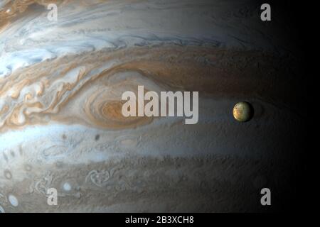 Jupiter planète et IO lune dans l'espace. rendu tridimensionnel Banque D'Images
