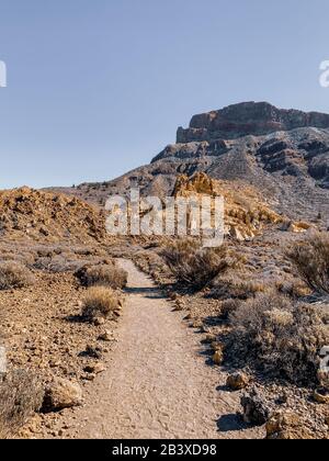 Route pittoresque sur la vallée du désert, une journée ensoleillée, se rendant au parc national du Teide sur l'île de Tenerife. Image réalisée sur le téléphone portable Banque D'Images