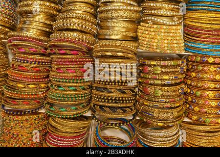 vue de dessus des bijoux ou de l'or dans une boîte Banque D'Images