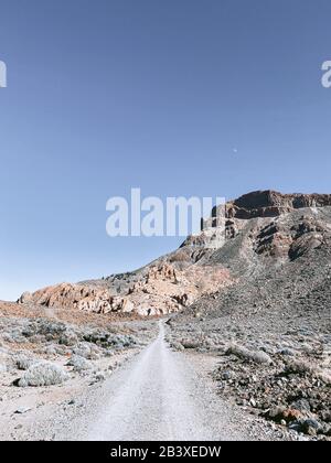 Route de terre sur les montagnes rocheuses sur l'île de Tenerife. Image réalisée sur le téléphone portable Banque D'Images