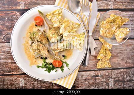 gratin di carciofi al forno con piatto italiano di formaggi Banque D'Images