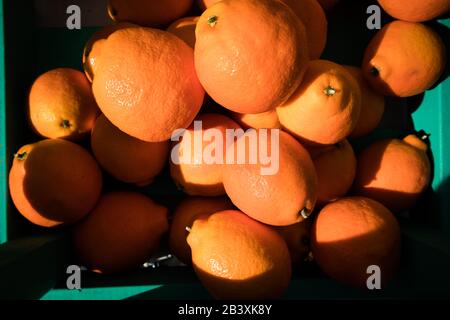 Tangerines biologiques à Crate au marché Banque D'Images