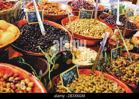 Fond des olives de près. Marché des fruits et légumes. Mise au point sélective Banque D'Images