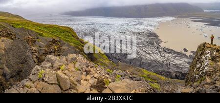 Vue panoramique sur le glacier de Skaftafellsjokull et les touristes, une promenade près de Skaftafell dans le sud de l'Islande Banque D'Images