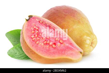 Goyave isolé. Fruits frais de goyave coupés avec peau jaune et chair rose sur fond blanc Banque D'Images
