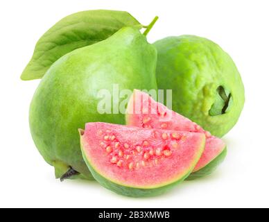 Goyave isolé. Deux fruits verts de goyave entiers et deux tranches de chair rose isolées sur fond blanc avec chemin de découpe Banque D'Images